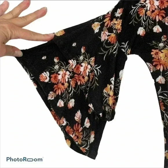 No Comment Flared Sleeve Flower Top - Picture 5 of 6